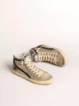 Zapatilla de caña alta con glitter plateado, detalles en cuero color visón y estrella de animal print.