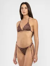 Conjunto de bikini marrón con estampado animal print, compuesto por un corpiño triangular con tiras finas y una bombacha con tiras laterales ajustables.