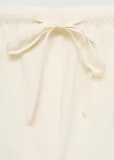 Pantalón de algodón color crudo, de corte wide leg, tiro alto y cintura elástica con cordón ajustable.