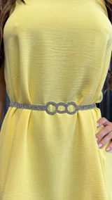 Cinturón plateado con strass y aplique de tres círculos entrelazados con strass.