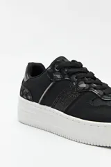 Zapatillas blancas de símil cuero con recortes en gamuza y detalles metalizados plateados. Plataforma de 4,5cm de alto.