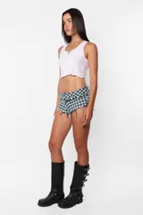 Microshort tiro bajo con estampado pata de gallo en tonos verdes y blancos.