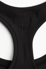 Musculosa deportiva negra con espalda nadadora.