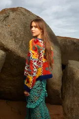Sweater de lana tejido y bordado a mano con diseño de bloques de colores y motivos florales, de calce holgado, cuello a la base y puños acanalados. Talle único.