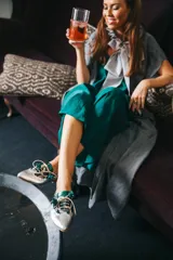 Zapato blucher plateado con estampado animal print, cordones y detalle de flor en el final del cordón. Interior 100% piel y suela de cuero. Incluye plantilla de lana y piel.