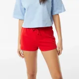 Short deportivo rojo de corte clásico con cintura elástica ajustable con cordón.
