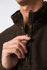 Buzo negro de frisa 100% algodón con medio cierre y bordado al tono. Tiene un lavado snow que le da un look gastado.