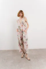 Mono largo de lino con estampado floral en tonos azules, escote en V pronunciado, tirantes anchos y bolsillos laterales.