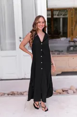 Camisola azul sin mangas con cuello camisero y abotonadura frontal.