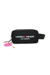 Neceser negro con correa ajustable, cierre superior y estampado frontal con el logo de la marca Las Oreiro y la frase "Follow your heart".