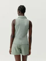 Polo sin mangas color verde claro. Tejido micro piqué, ligero y muy transpirable. Patrón diseñado para estilizar y de inspiración retro. Aberturas laterales para mayor comodidad en tu actividad deportiva.