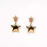 Aros dorados en forma de estrella, con detalle estrellado en la parte superior.