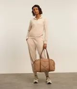 Pantalón deportivo verde oliva confeccionado en microfibra con cintura elástica.