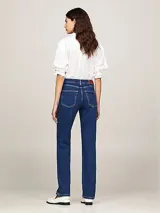 Pantalón de jean azul oscuro, de corte recto y talle medio, con diseño clásico de cinco bolsillos.