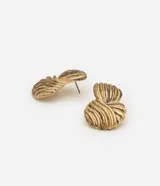 Aros de metal reciclado color dorado con forma geométrica y textura de ondas.