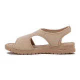 Sandalia elastizada color almendra, con suela baja.