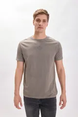 Remera de manga corta color verde militar con estampa frontal con texto y dibujo de una ola.