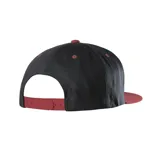 Gorro negro con visera roja y logo de Etnies bordado en blanco en el frente.