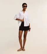 Short pollera de tiro alto color negro, confeccionado en tejido plano con trabillas en la cintura.