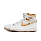 Championes de caña alta Air Jordan 1 Retro Hi OG, color blanco con detalles en dorado.