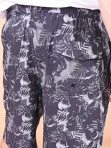 Bermuda azul marino con estampado de hojas en tonos grises, con cintura elástica ajustable con cordón.