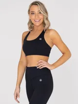 Top deportivo negro con espalda racerback y soporte medio. Cuenta con almohadillas removibles y sujetador integrado.