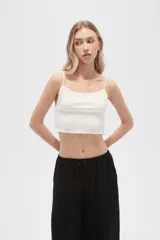 Musculosa blanca de algodón con breteles finos, punto smock, corte al cuerpo y cuello redondo.