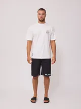 Remera blanca de algodón con logo de la marca Rusty estampado en el frente.