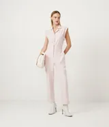 Mono largo color rosa pálido de algodón con cuello camisero, manga corta con hombreras y cierre frontal con botones.