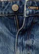 Pantalón de jean azul oscuro, de corte recto, tiro medio y largo cropped.