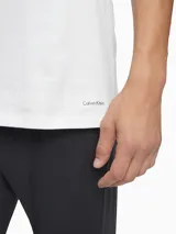 Pack de tres remeras Calvin Klein de algodón blanco con cuello redondo y mangas cortas. Logo de Calvin Klein estampado en el bajo.
