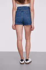 Short de jean azul, de tiro alto y corte ajustado.