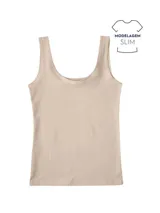 Musculosa beige de corte ajustado.