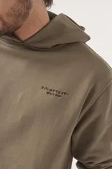 Buzo hoodie color arena con capucha, bolsillo tipo canguro y pequeño estampado en el pecho.