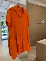 Vestido camisero color verde lima, de lino, fabricado en Italia, de manga corta, con botones de nácar y un volado en el ruedo final. Además, cuenta con un volado superior en un solo lado, creando un efecto irregular y con diseño.