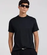 Remera negra acanalada de corte slim, cuello redondo y manga corta.