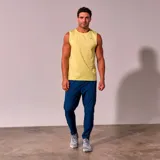 Musculosa deportiva verde con logo pequeño en el pecho.