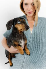 Ruana celeste y blanca tejida a mano en lana merino.