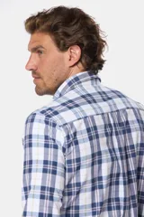 Camisa de manga larga con estampado a cuadros en tonos azul, blanco y amarillo.