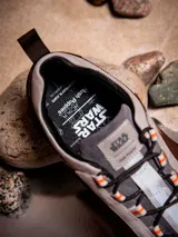 Zapatillas urbanas Hush Puppies edición limitada de Star Wars, inspiradas en Luke Skywalker. Diseño en tonos arena, beige, gris y marrón, con detalles en cuero y descarne.