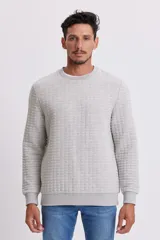 Buzo gris melange de corte clásico con textura capitoneada.