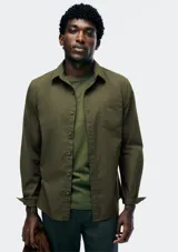 Camisa verde militar de manga larga con corte slim fit, cuello clásico y bolsillo en el pecho.