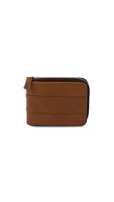 Billetera de cuero color marrón con cierre de cremallera. Interior con espacio para billetes, visor y tarjeteros. Incluye espacio con cierre para monedas.