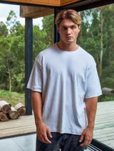Camiseta blanca de manga corta y cuello redondo con fit holgado. Tejido de jersey suave.