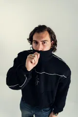 Hoodie negro de algodón con medio cierre, estampado en serigrafía blanca y detalles en cinta negra. Corte boxy fit.