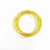 Pulsera dorada de bronce, compuesta por múltiples pulseras finas entrelazadas.