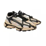 Championes urbanos Lacoste modelo Athleisure L003 2k24, con capellada de malla color beige, detalles en cuero sintético negro y plateado, y suela chunky color beige y negro.