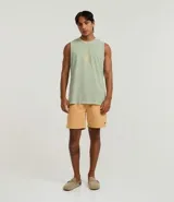 Musculosa masculina color verde menta, con efecto desteñido (stone wash) y estampado circular en la espalda con el texto "Soul Body Mind" y un mapa del mundo en el centro.