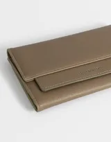 Billetera color marrón de cuerina con doble solapa y tag en relieve.
