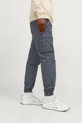 Pantalón jogging cargo gris oscuro de tejido de sarga de nylon, con cintura elástica ajustable con cordón, bolsillos laterales, frontales y traseros, y bajos con rib.